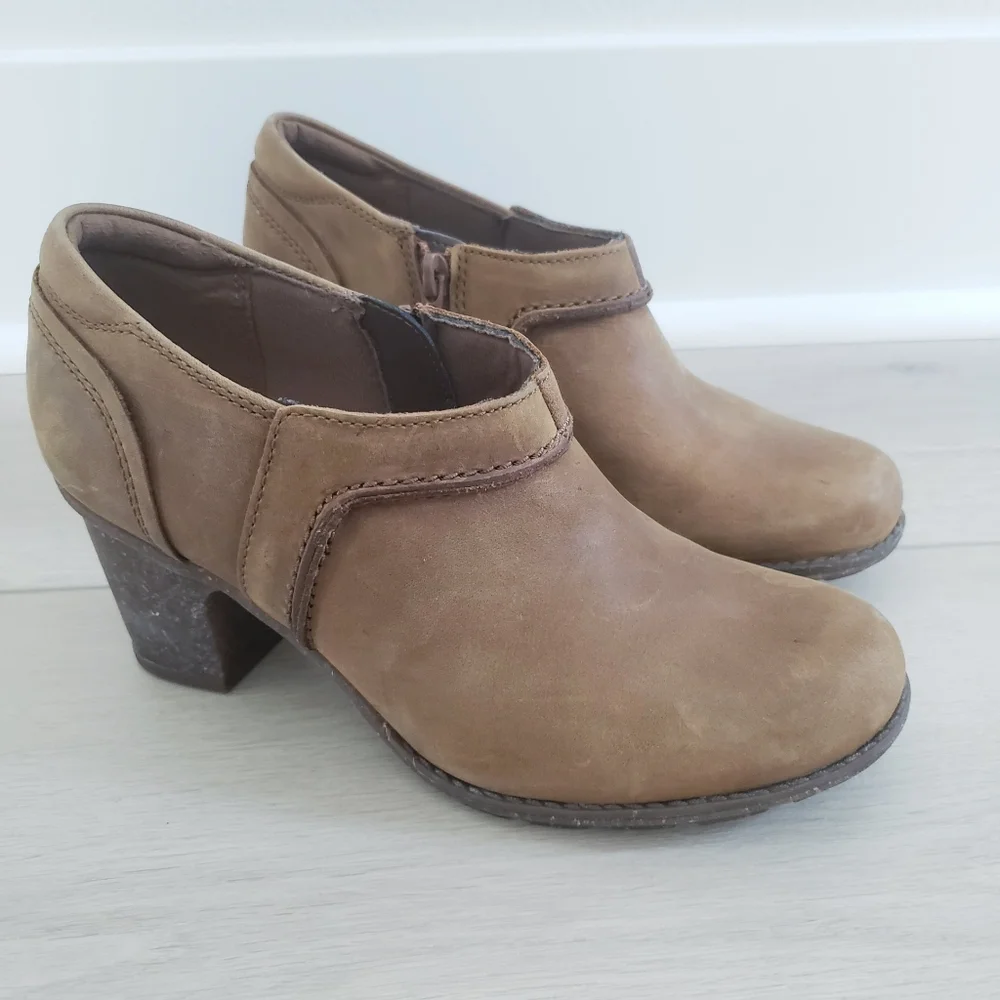 Clarks Sashlin Leather Heeled Bootie Tan Sz 7